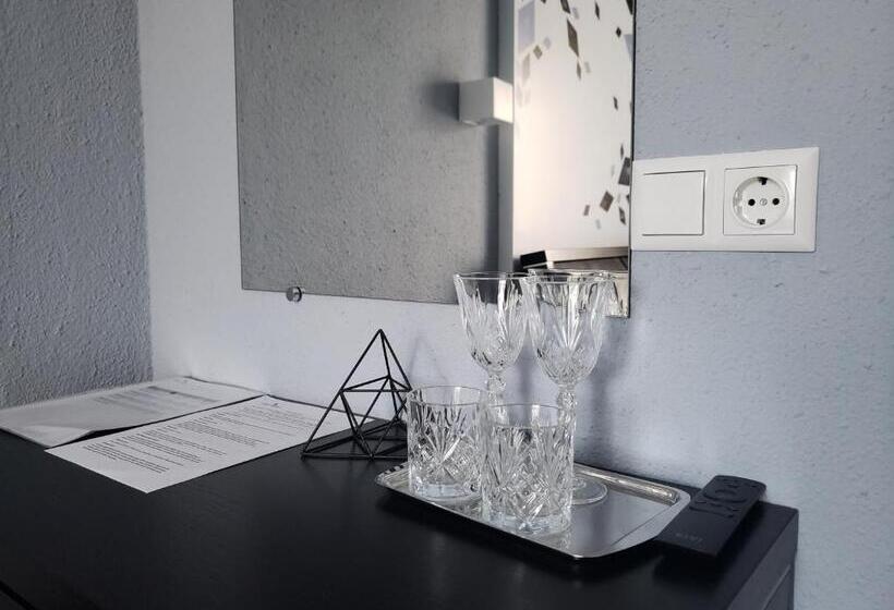 اتاق لوکس با بالکن, Rhombus