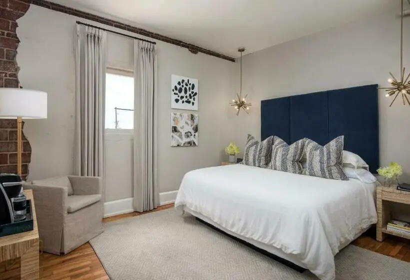 キングサイズベッドのスタンダードルーム, The Stricklin Hotel  Florence