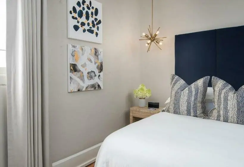 キングサイズベッドのスタンダードルーム, The Stricklin Hotel  Florence