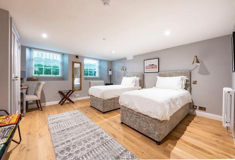 חדר סופריור, Eight