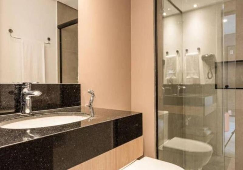 اتاق خانوادگی, King Lo Tung