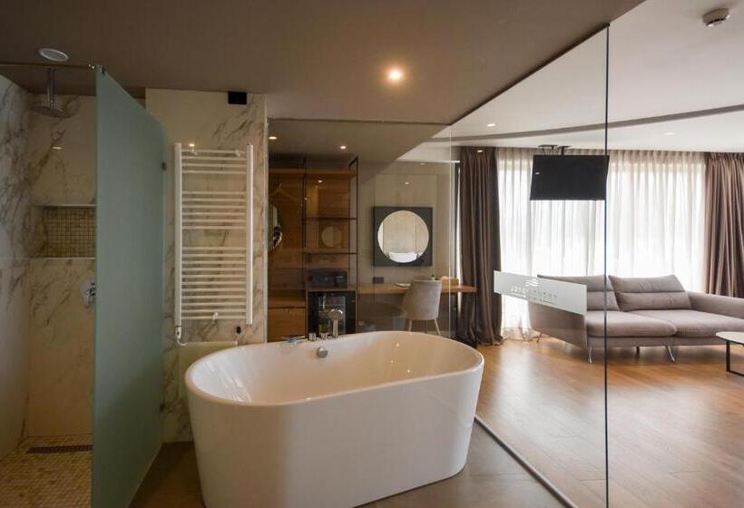 סוויטת ג'וניור נוף לים, Yacht