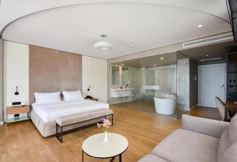 סוויטת ג'וניור נוף לים, Yacht