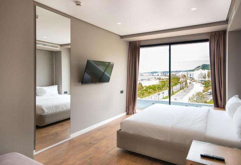 סוויטה משפחתית, Yacht