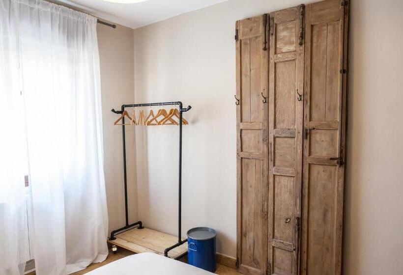 اتاق خانوادگی, The Old Seaman Bed & Breakfast