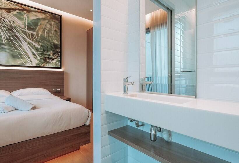 اتاق لوکس, A Hotel Bugis