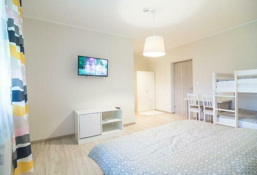 اتاق خانوادگی, Hop House Garni