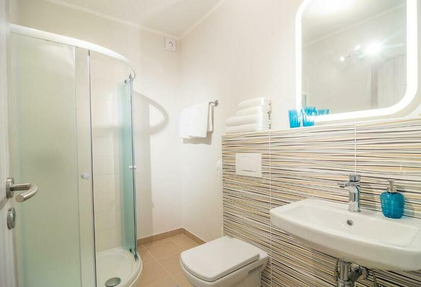 اتاق خانوادگی, Hop House Garni