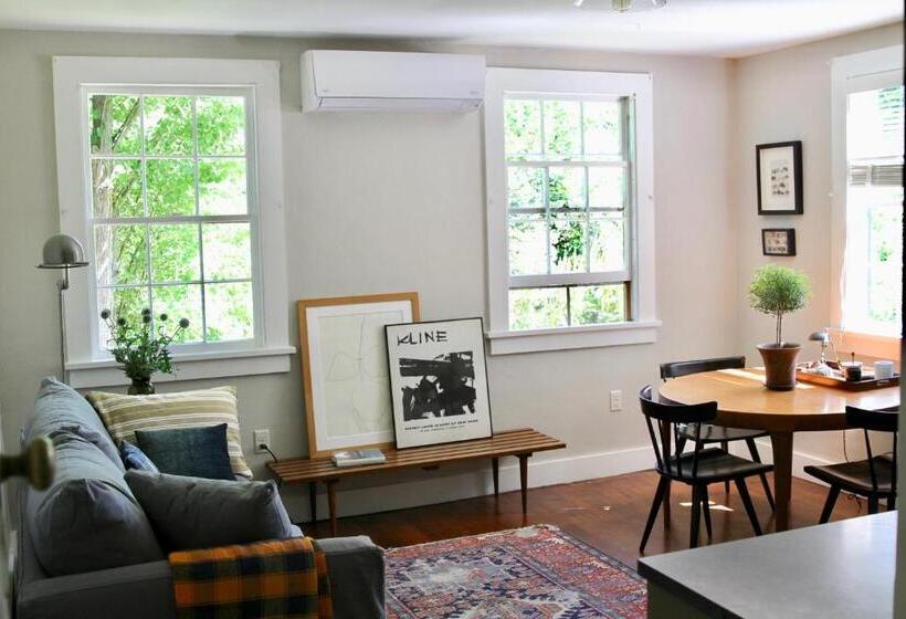 جناح ديلوكس, The Inn At Kenmore Hall