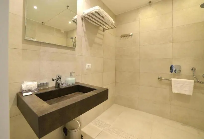 اتاق لوکس با چشم‌انداز باغ, Villa Miki