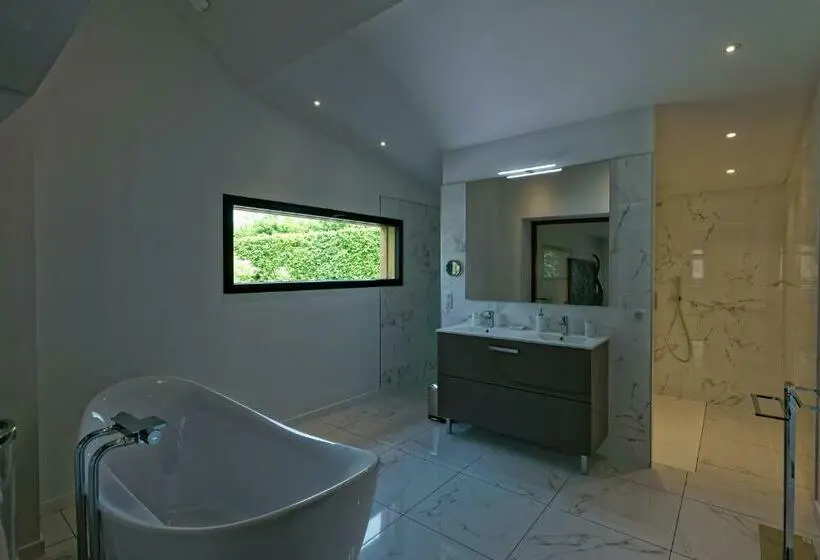 プールビュースタンダードルーム, Manoir Des Logis
