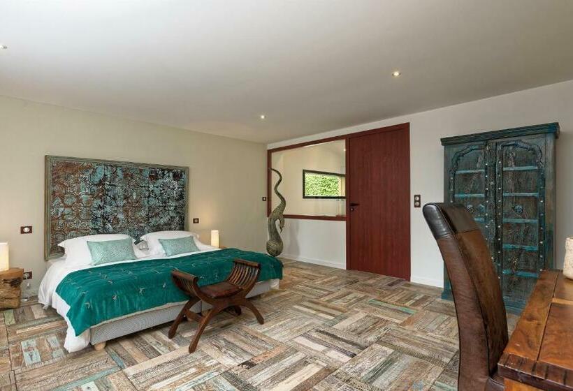 Номер Стандарт Вид на Бассейн, Manoir Des Logis