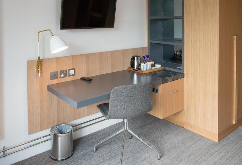 اتاق استاندارد یک نفره, West Court  Jesus College