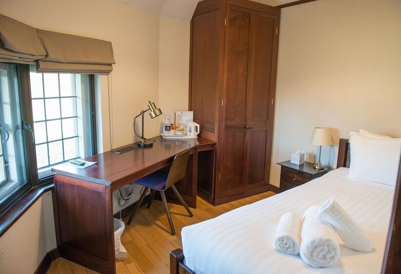 اتاق استاندارد یک تخته با سرویس بهداشتی مشترک, West Court  Jesus College