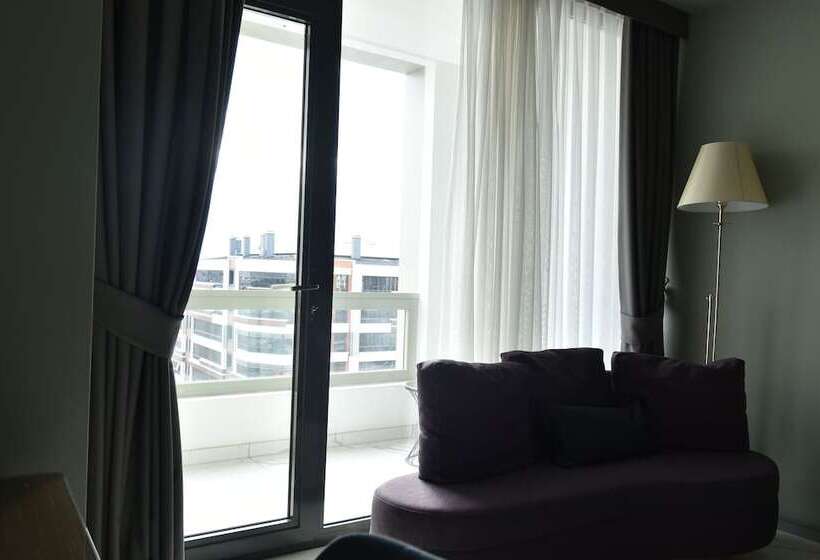 סוויטה משפחתית, Capella Otel