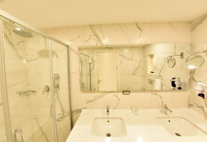 סוויטה משפחתית, Capella Otel