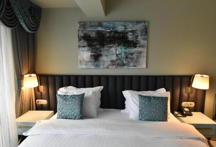 סוויטה משפחתית, Capella Otel