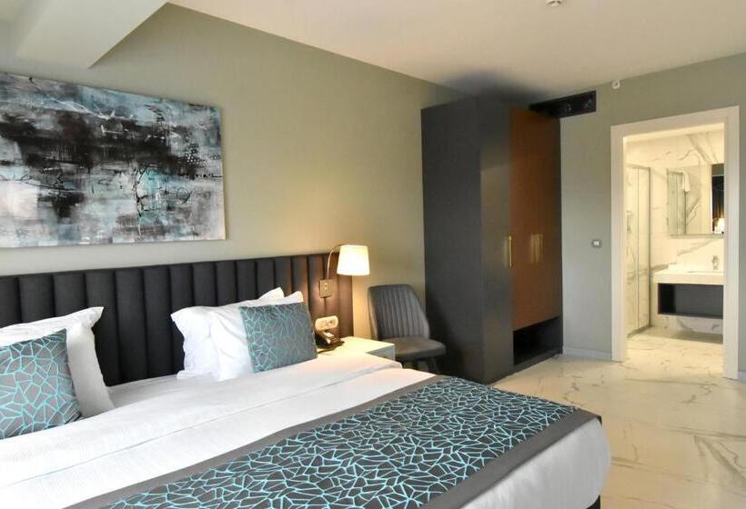 סוויטה משפחתית, Capella Otel