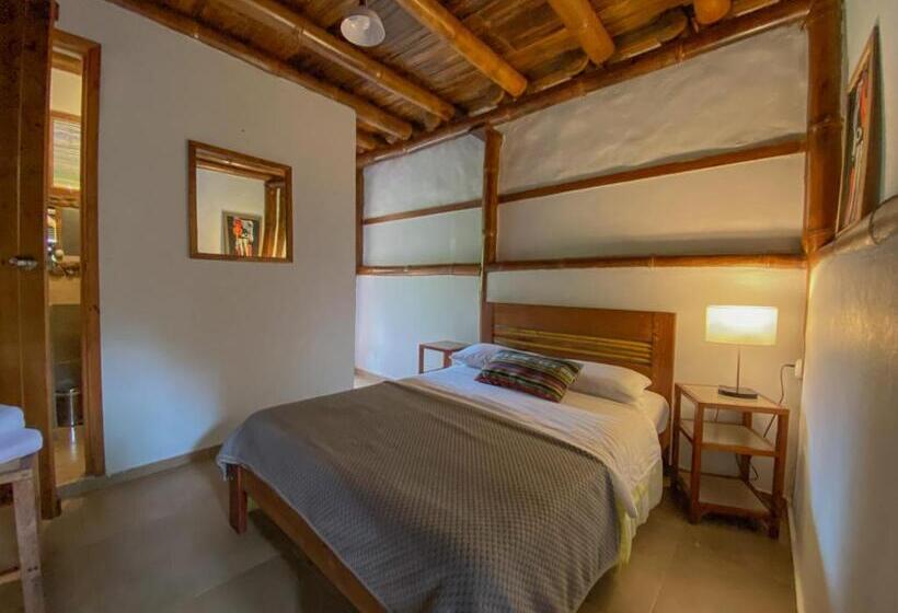 غرفة قياسية مزوَّدة بشُرفة, Cinnamon House