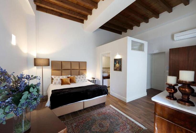 סוויטת ג'וניור עם טרסה, Residenza Palazzo Fortuna   Boutique