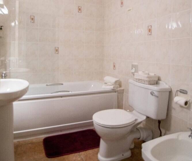 Семейный Номер, The Ritz House