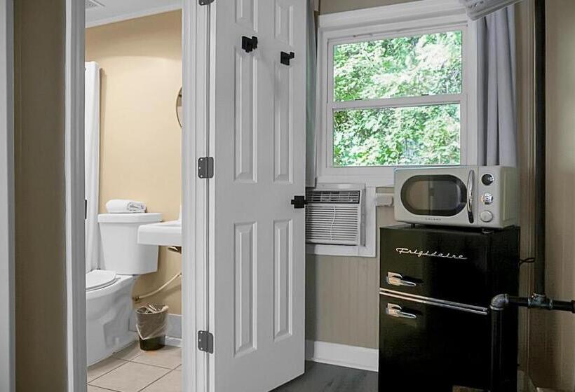 חדר סטנדרט עם מיטת קינג, Hickory Falls Inn