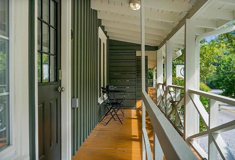 דירת חדר, Hickory Falls Inn