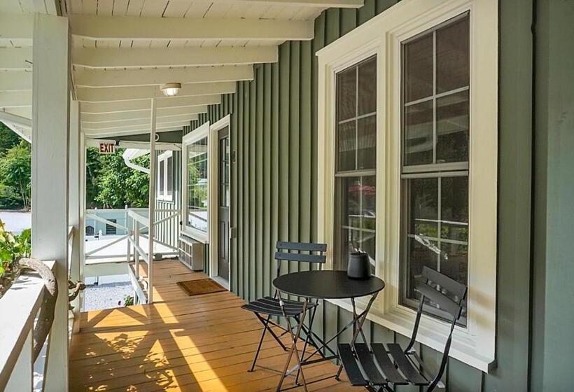 דירת חדר, Hickory Falls Inn