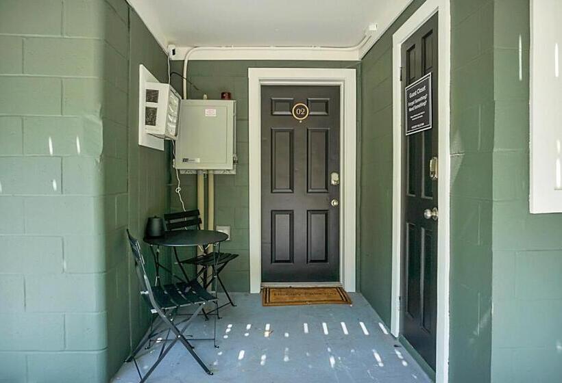 חדר אקונומי, Hickory Falls Inn