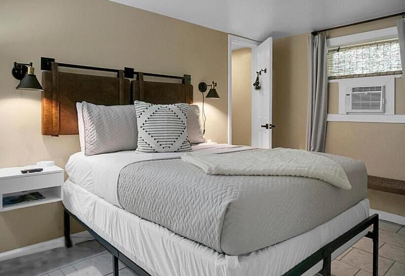 חדר אקונומי, Hickory Falls Inn