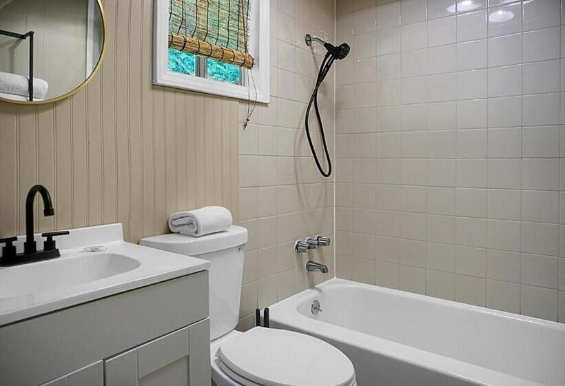 סוויטה משפחתית, Hickory Falls Inn