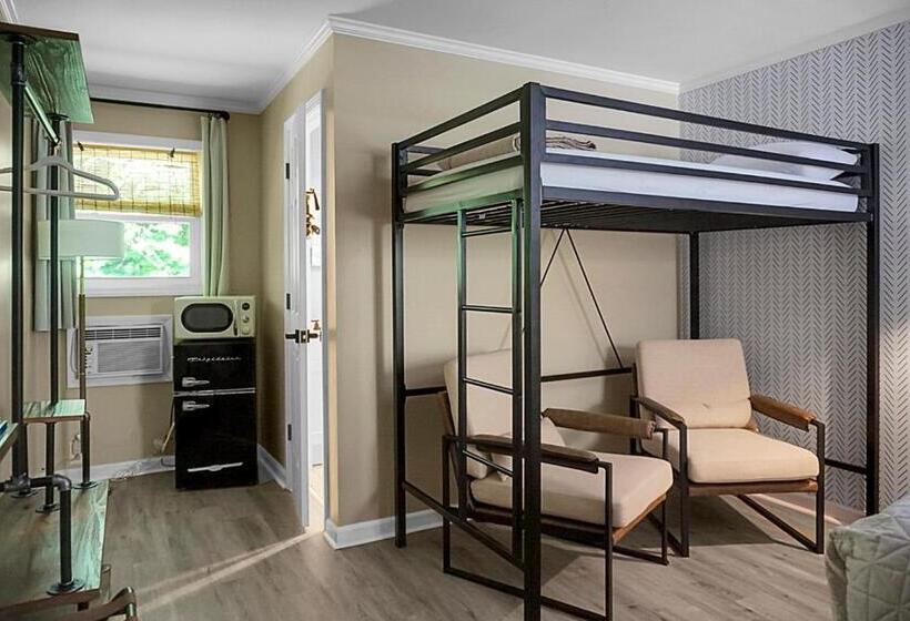 סוויטה משפחתית, Hickory Falls Inn