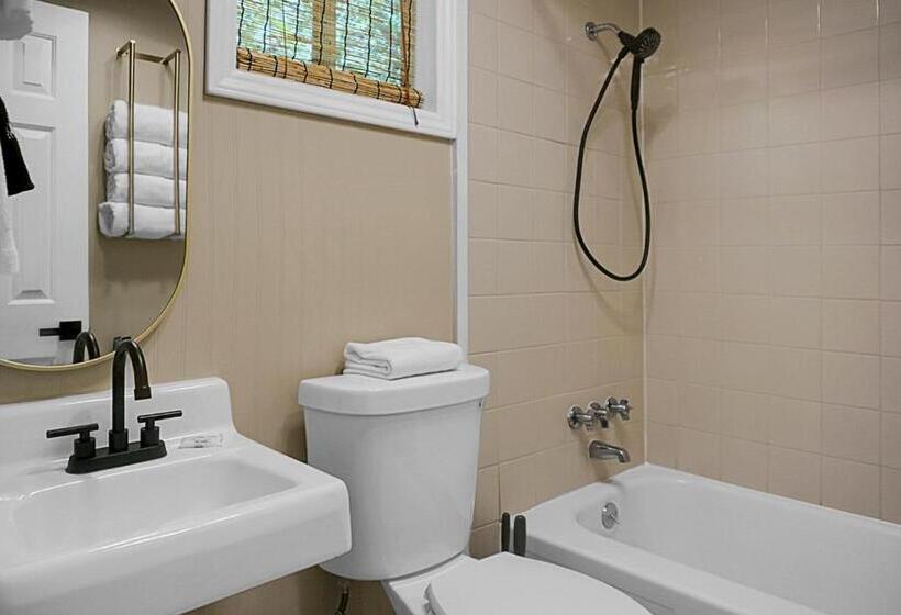 סטודיו משפחתי, Hickory Falls Inn