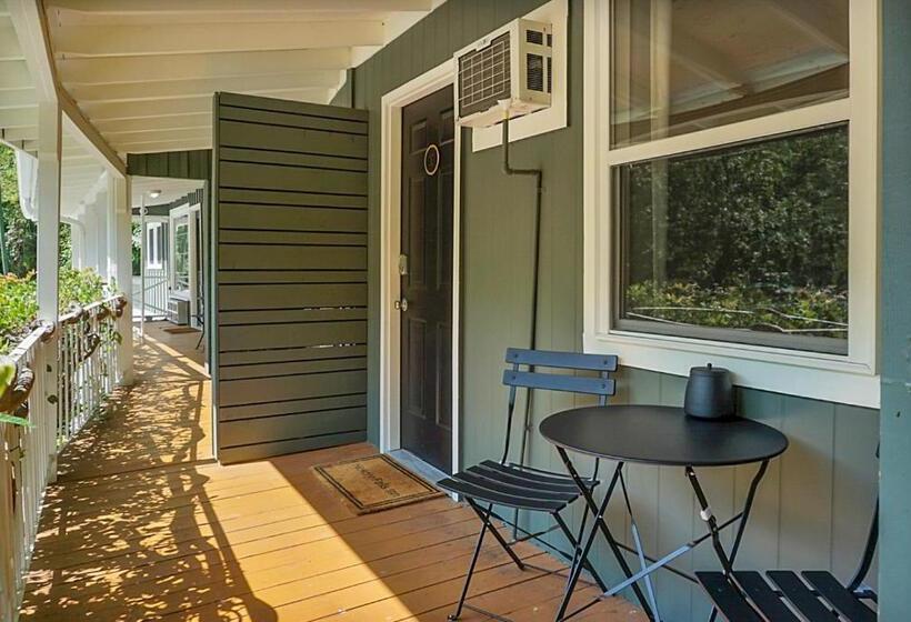 סטודיו משפחתי, Hickory Falls Inn