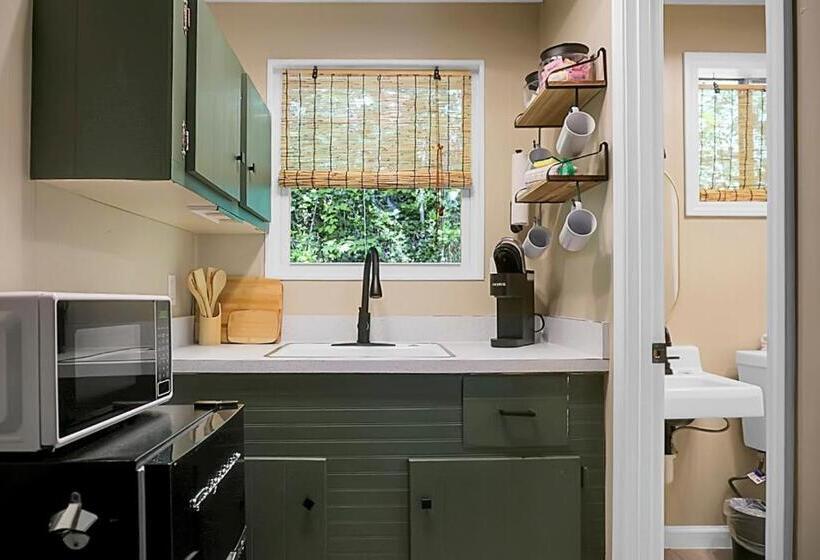 סטודיו משפחתי, Hickory Falls Inn