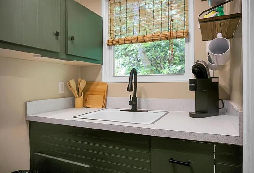 סטודיו משפחתי, Hickory Falls Inn