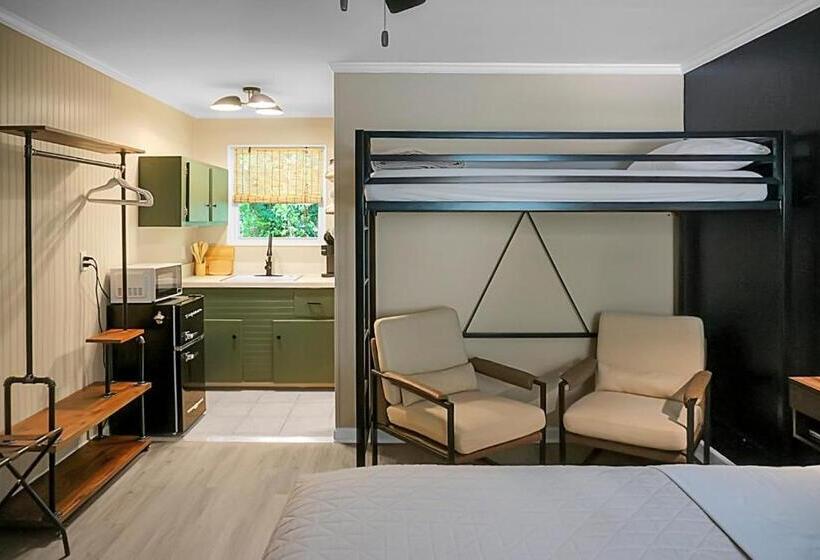 סטודיו משפחתי, Hickory Falls Inn