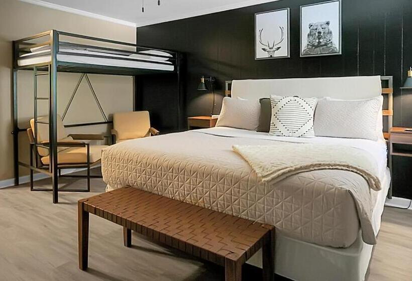 סטודיו משפחתי, Hickory Falls Inn