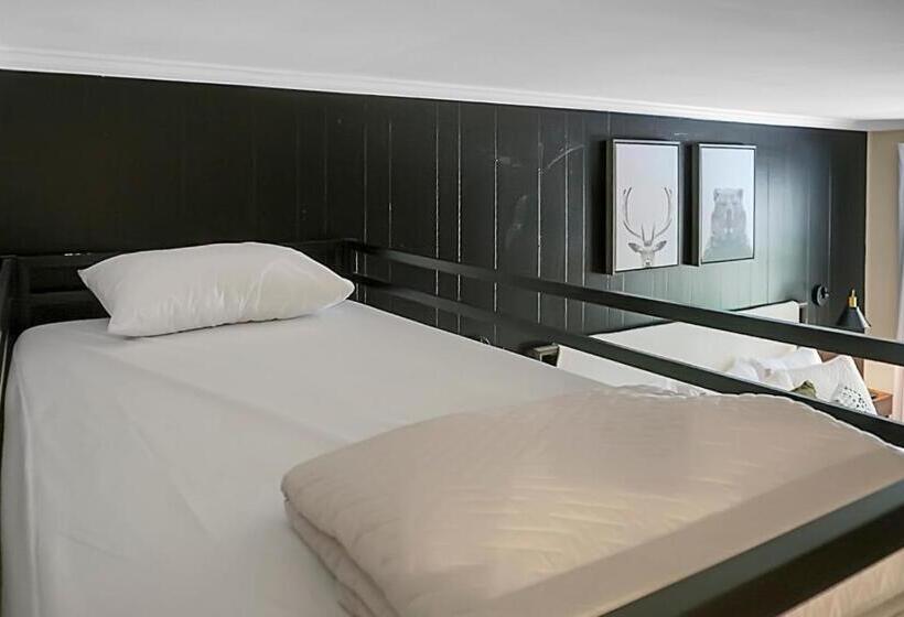 סטודיו משפחתי, Hickory Falls Inn