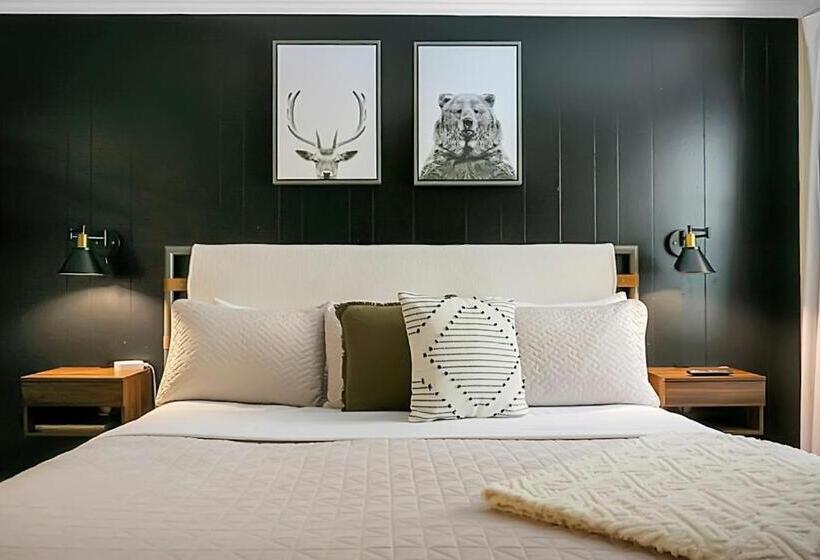 סטודיו משפחתי, Hickory Falls Inn