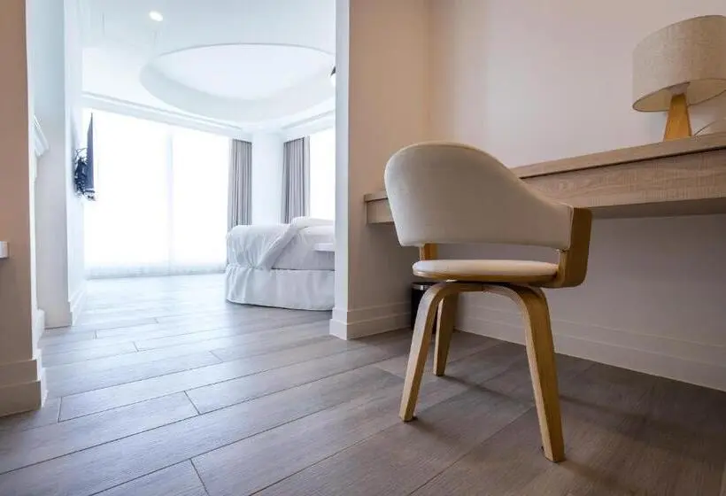 اتاق لوکس با چشم‌انداز دریا, Brighthouse
