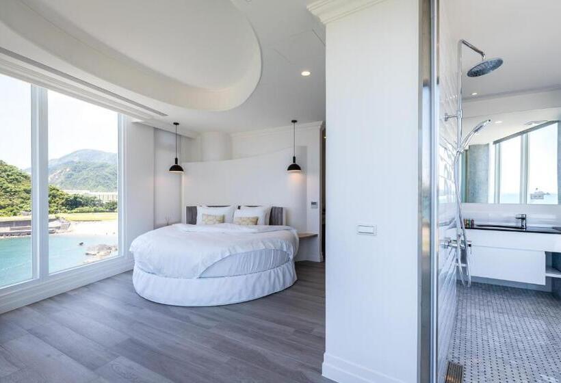 اتاق لوکس با چشمانداز دریا, Brighthouse