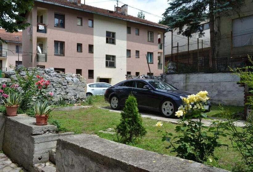 اتاق استاندارد با چشم‌انداز باغ, Rzav