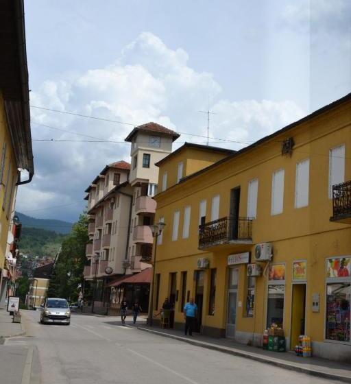 اتاق استاندارد با چشم‌انداز باغ, Rzav