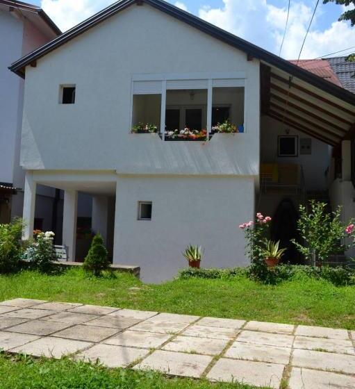 اتاق استاندارد با چشم‌انداز باغ, Rzav