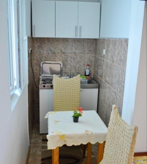 اتاق استاندارد با چشم‌انداز باغ, Rzav