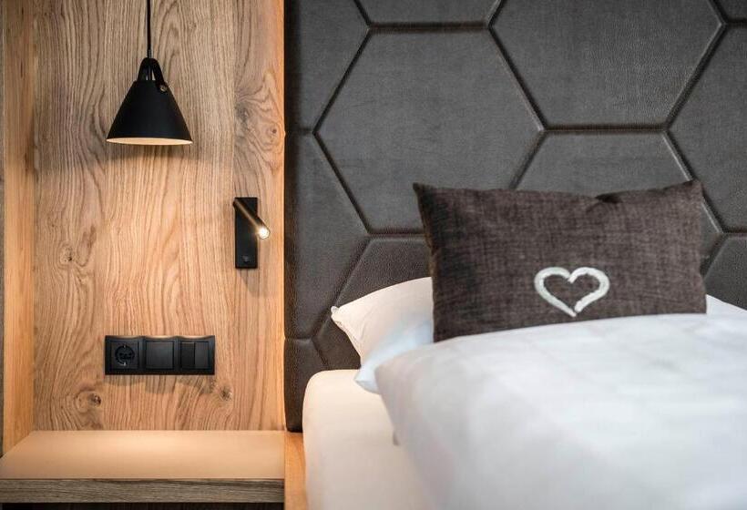 اتاق لوکس با بالکن, Birkenbrunn