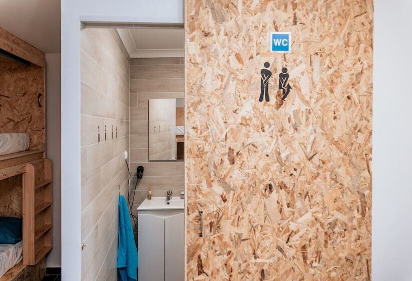 تختخواب در اتاق مشترک, Deck Lodge