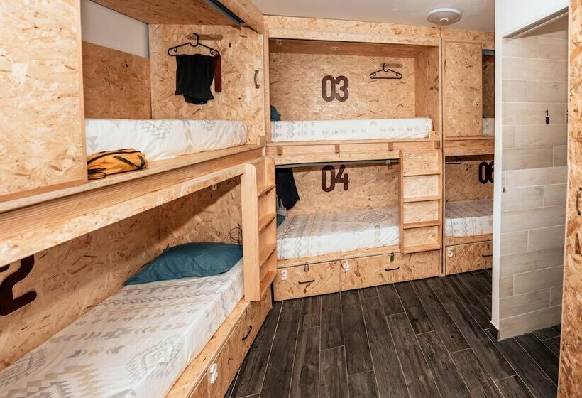 تختخواب در اتاق مشترک, Deck Lodge