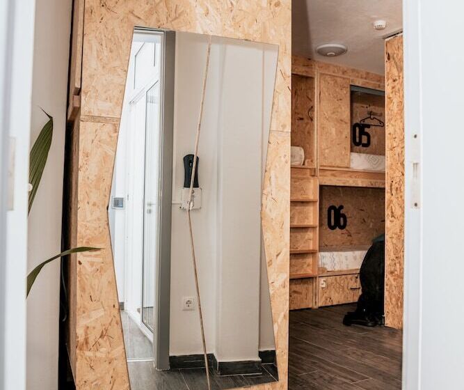 تختخواب در اتاق مشترک, Deck Lodge